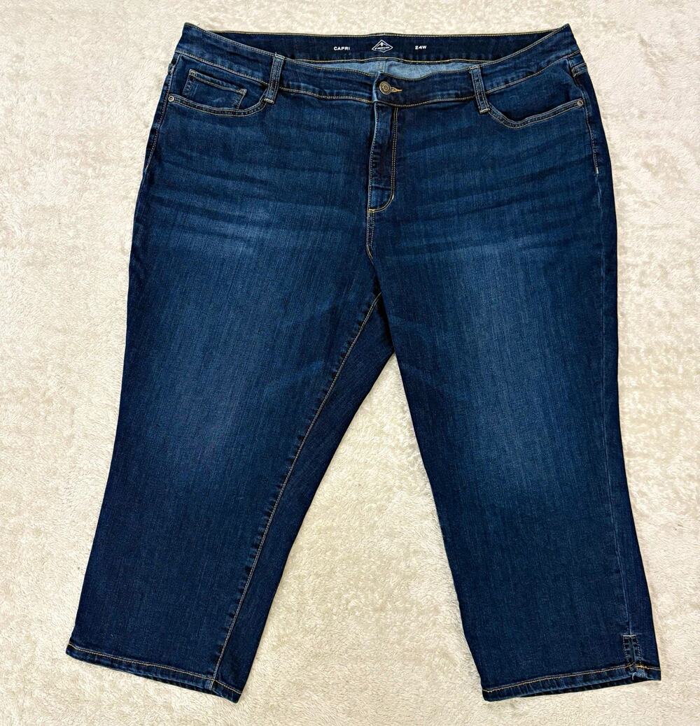 St. John's Bay Womens Blue Denim Capri Pants Straight Leg Stretch Mid Rise Plus